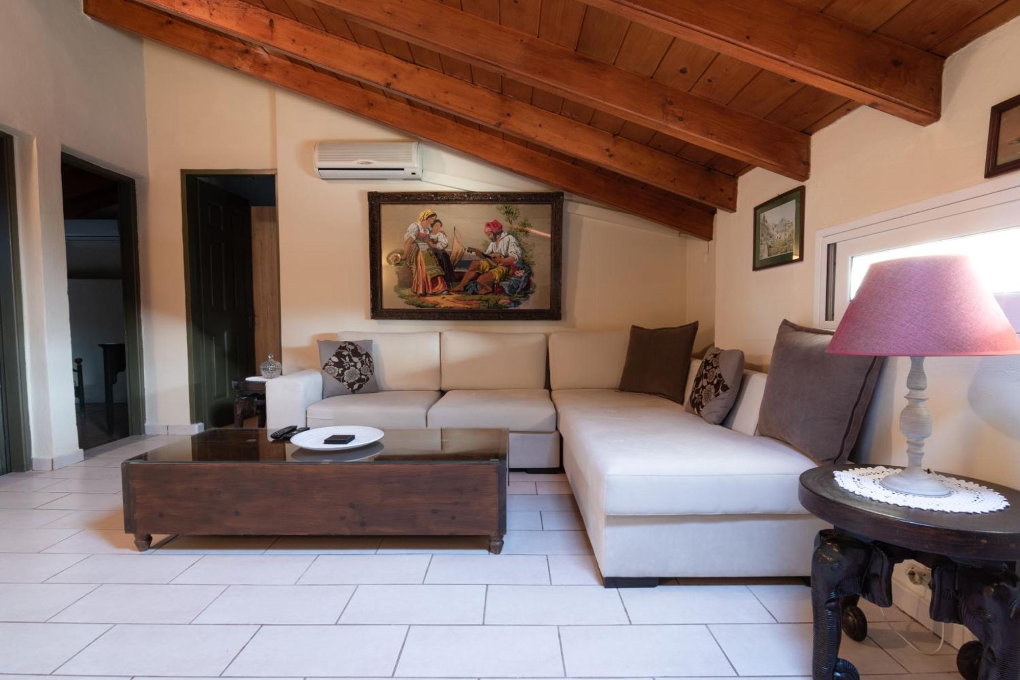 Zoe's Yard Family Summer House At Mon Repos Holiday home Anemomylos
